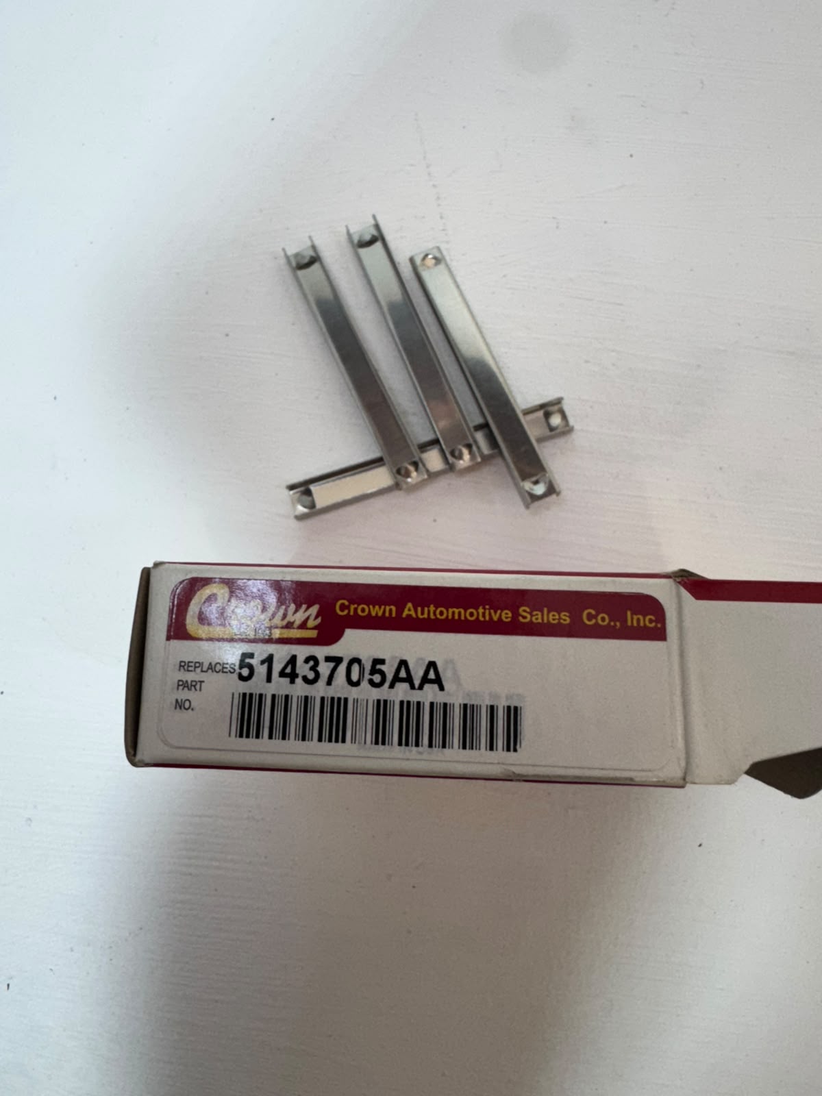 Комплект прижимных пластин заднего суппорта Crown 5143705AA